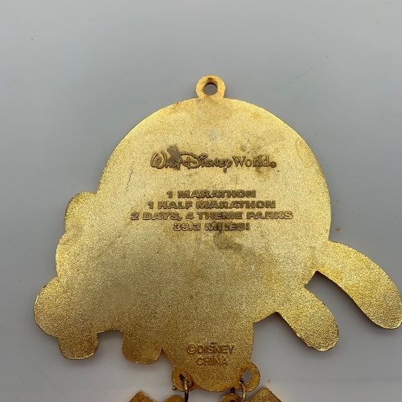 Disney Goofy's Race and a Half Challenge 2009 Gold Tone Collectible Goofy Medal - Picture 9 of 14